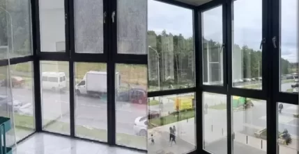 Мытье окон в офисе